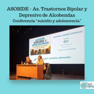 Imagen de la conferencia en Alcobendas, ponente y concejala tras el powerpoint