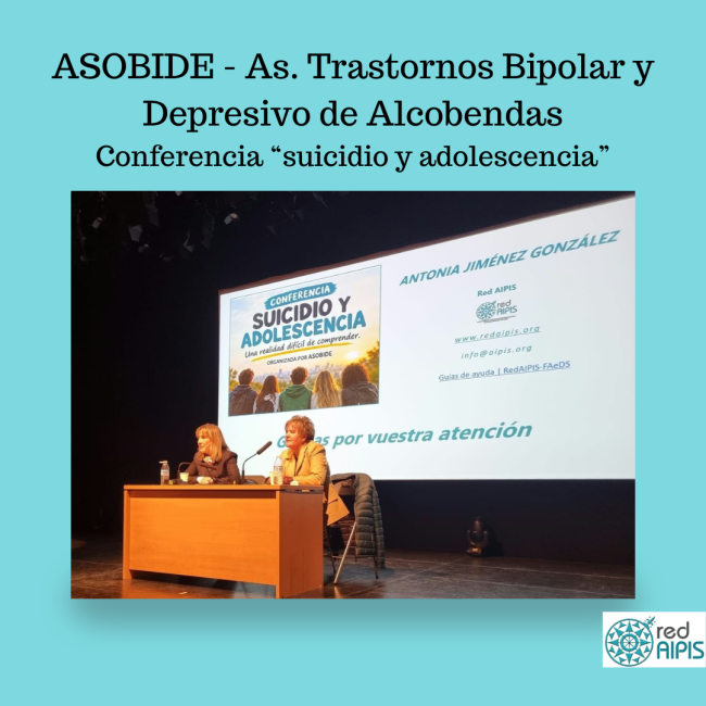 Imagen de la conferencia en Alcobendas, ponente y concejala tras el powerpoint